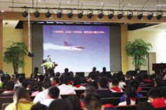 国际级试飞员为珊瑚孩子上“航空课”