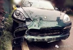 保时捷追尾出租车 围观群众：一下撞落几万