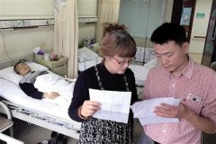 见义勇为老英雄身患绝症 邻居小伙每天给他打气筹钱