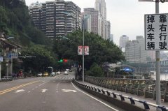 你没看错！这里的左转车道在最右边，怎么开？