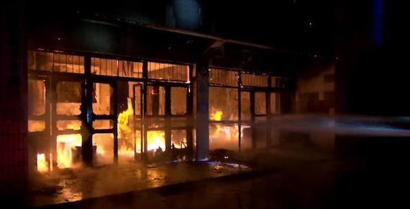 00006_201612821839（2016年12月4日，重庆市黔江区，消防官兵正在现场进行灭火。当日，一处非法储存甲醇的窝点发生火灾。.JPG