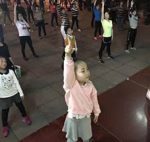 重庆5岁女童一夜爆红 白天上幼儿园晚上当坝坝舞领舞