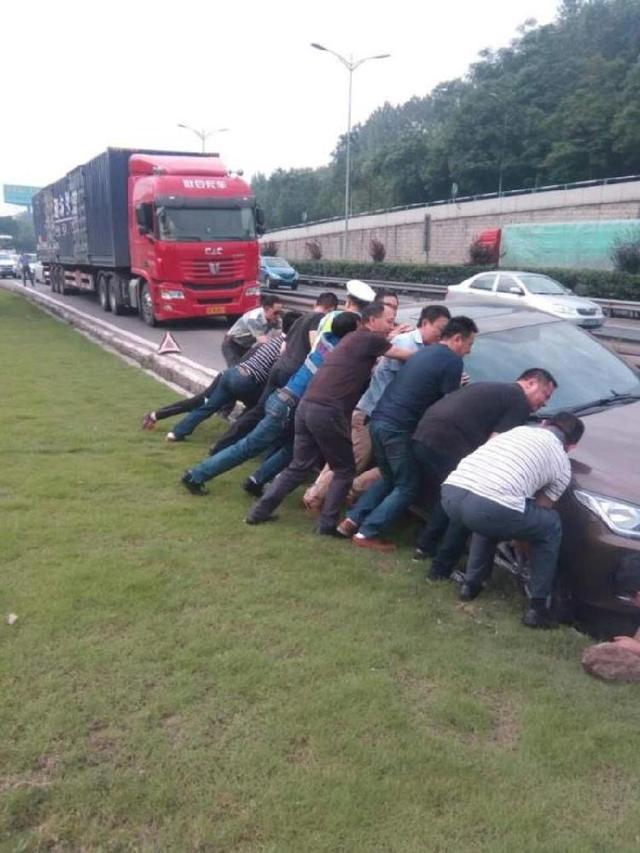 女子上班赶时间 把车开进排水沟