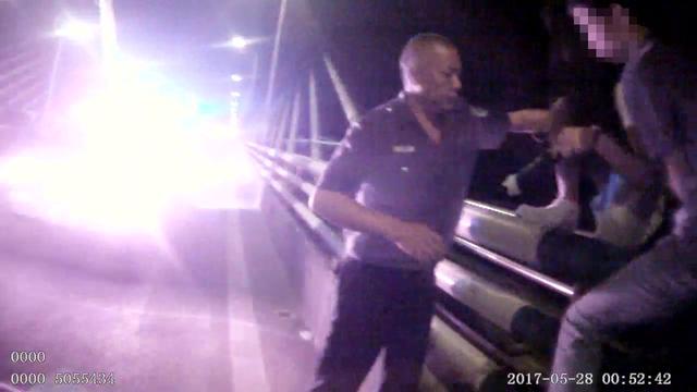 小情侣闹别扭先后要跳桥轻生 忙坏警察蜀黍