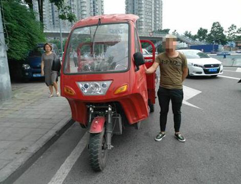 “二无”三轮车侥幸出行 转角就遇民警设卡