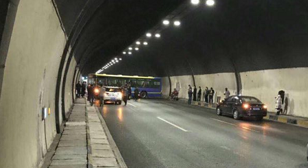 进入沙坪坝区双碑隧道时，远远地就看见前方聚集了一些人群。