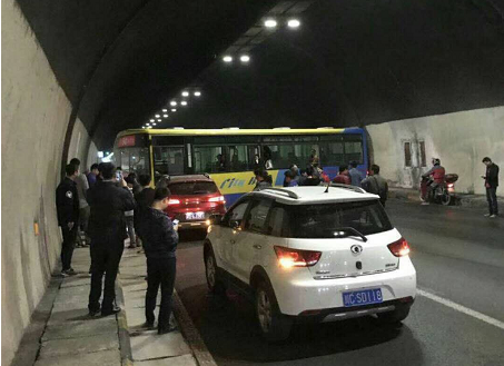 走近一看，发现是一辆547路公交横在道路上，有一辆红色小车撞到了公交的车身。公交上载有乘客，所幸，没有人员伤亡。有目击者介绍，是公交突然失控向右拐，导致正常向前行驶的小车撞上了。由于公交阻碍了车辆的前行，隧道两边的车辆变得十分拥堵。于是，有热心市民拨打了110报警电话。
