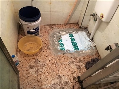 业主用水泥封住了蹲便器.
