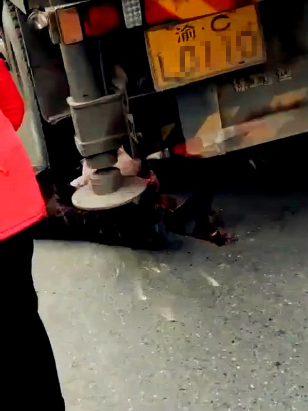 2人遭货车碾压事故现场遗落一双红色皮靴