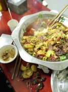 食客去吃干锅 谁知排骨炸糊土豆还是青的
