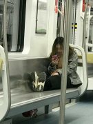 美女车厢内放飞自我 靠在座位护栏上玩手机