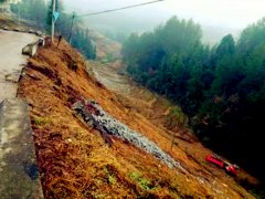 货车失控飞出车道坠入山崖 司机跳车脱险