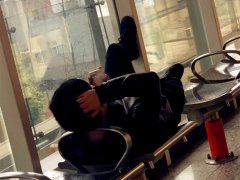 男子睡躺站点休息室 姿势不雅引乘客吐槽