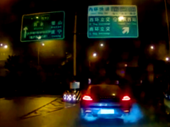 豪车快速道上停车被闪灯 倒车数米吓坏后车