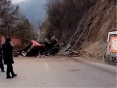 货车满载钢筋撞断护栏冲下坡崖 现场惨不忍睹
