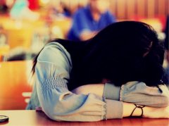 婆子妈常夜闯儿子卧室 吓得女子丢了魂