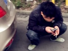男子用肉身占车位：我人在这里车位就是我的