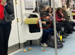 男子车厢内削水果 弄得果皮一地都是