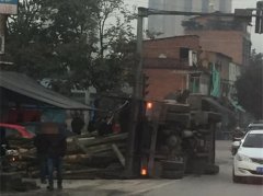 货车满载木头侧翻砸中两辆轿车 网友：躺着也中枪