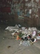 建材市场垃圾成堆脏乱不堪 路人呼吁别乱扔