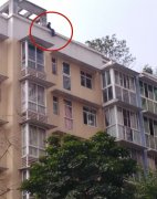 好险！男子坐在楼顶边缘欲跳楼被劝下