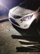 窗户半夜从天而降  正好砸中楼下的小车
