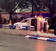 车辆撞上护栏  侧翻在马路中间