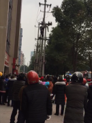 揪心！男子维修高压线时不幸触电