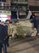 轿车侧翻在路上 车内人员打开“天窗”逃出