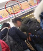 男子乘轻轨自带铁爪充当吊环   遭网友调侃成“八戒”
