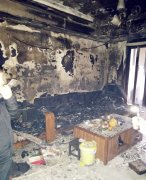 高层住户家中起火  墙面大部分被熏黑