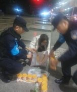 执勤民警寒夜收到热奶茶 热心女士做了好事却不留名