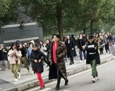 张丹峰空降重庆 “追星女孩”举着手机穷追不舍