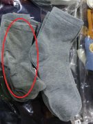 市民看见批发店的袜子犯了恶心：是穿过的吧？