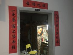 高校男生寝室门口贴对联 网友：横批有问题！