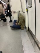 车厢内一位大哥独自坐在地上 乘客看后倍感心酸