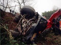 货车弯道处侧翻至坡坎上 司机被困驾驶室无法动弹