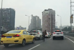 男子为发小卡片 走进车流中吓坏车主