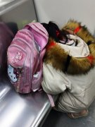 小女孩在车厢内抓紧学习 座椅秒变书桌