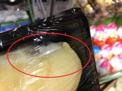 水果超市卖发霉水果 长出白色长毛颜色发黑