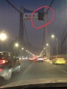 大桥上挂了一块“黑布” 过往市民十分好奇