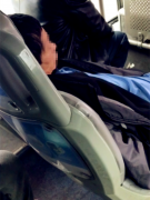 男子一上车就呼呼大睡 司机执勤都叫不醒