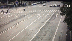 2辆小车十字路口相撞 1辆当场360翻转后四脚朝天