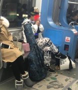 女子车厢内霸占三个位置 还随手乱扔龙眼壳