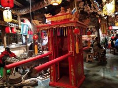 食客邂逅可以坐花轿的火锅店：希望能涨点桃花运