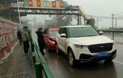 险象环生！两车追尾导致车辆撞坏门柱