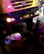 男子骑摩托与货车相撞 倒在地上一动不动