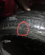 车主未交足停车费   两个车轮被戳破