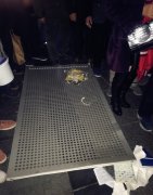 巨型铝合金板从天而降   正好砸中一名女子