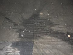 2名老人河边散步 一只酒瓶突然从天而降